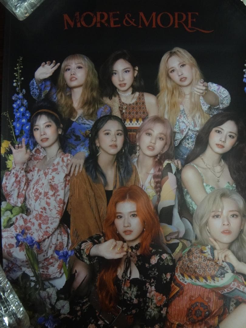 WOMAN ・K-POPアーティストポスター５０枚セット