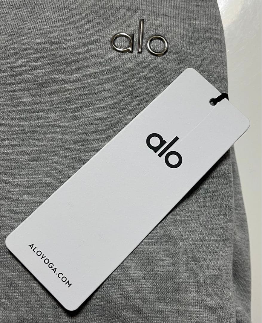 【新品未使用タグ付き】Alo yoga スウェット グレー　Sサイズ