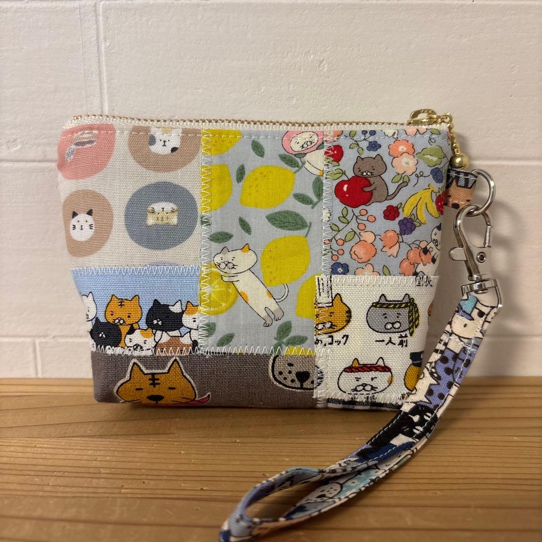 感謝価格　SALE 猫柄　猫ちゃん大集合ポーチ　パッチワーク　人気　ハンドメイド