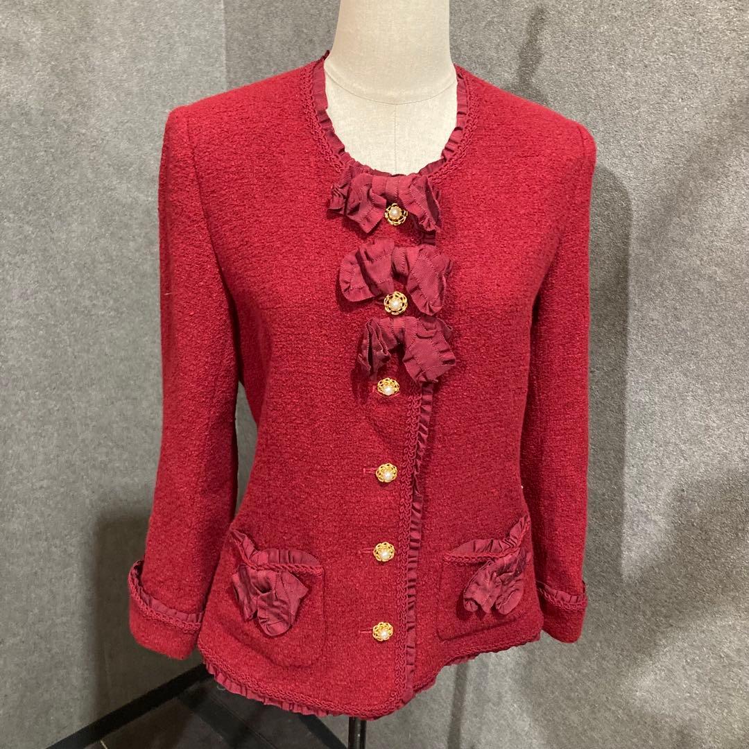 INGEBORG インゲボルグフリル付き赤ノーカラージャケット　リボンジャケット