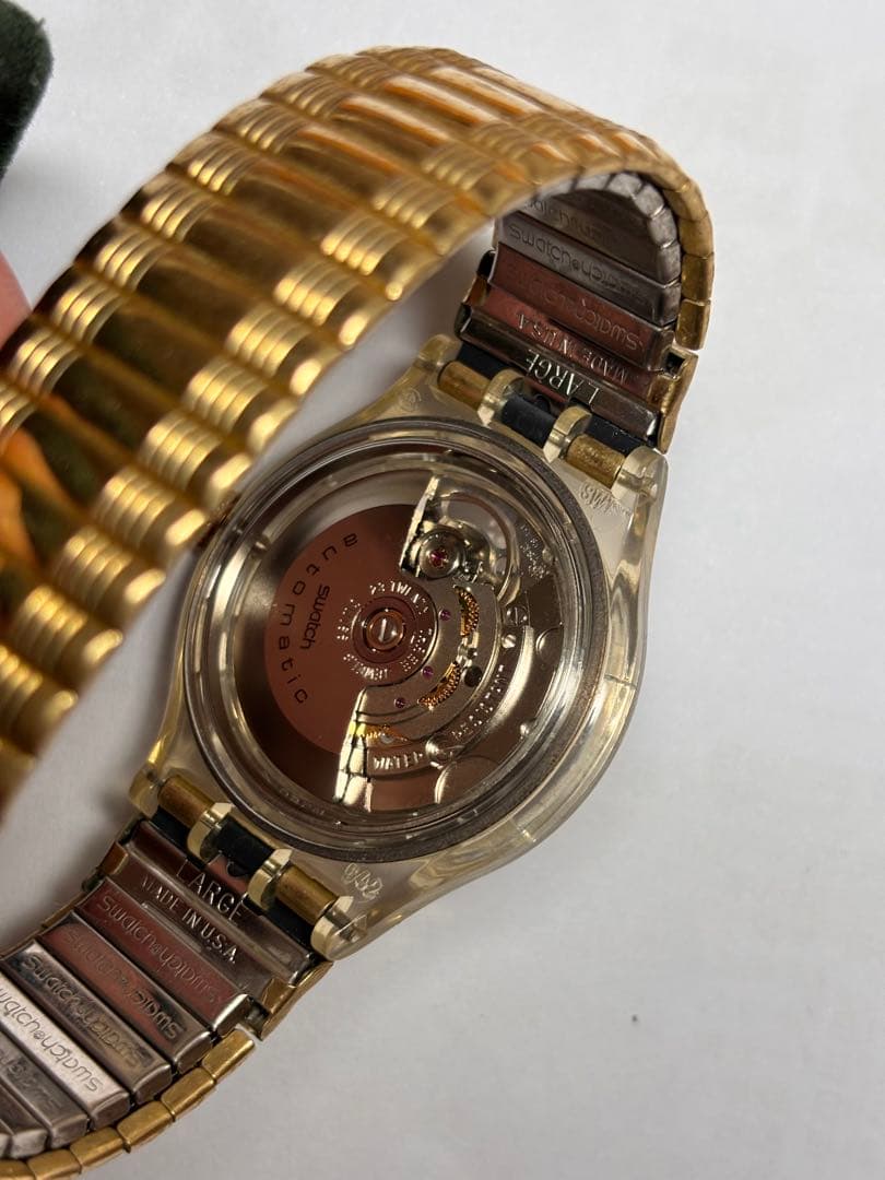 Swatch 赤色ダイヤル 金属ベルト 時計