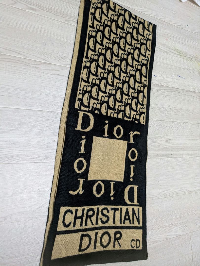 数回使ったCHRISTIAN DIOR ロゴマフラー