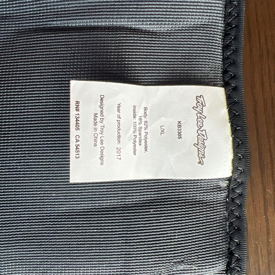 トロイリーデザインウェアと膝プロテクター