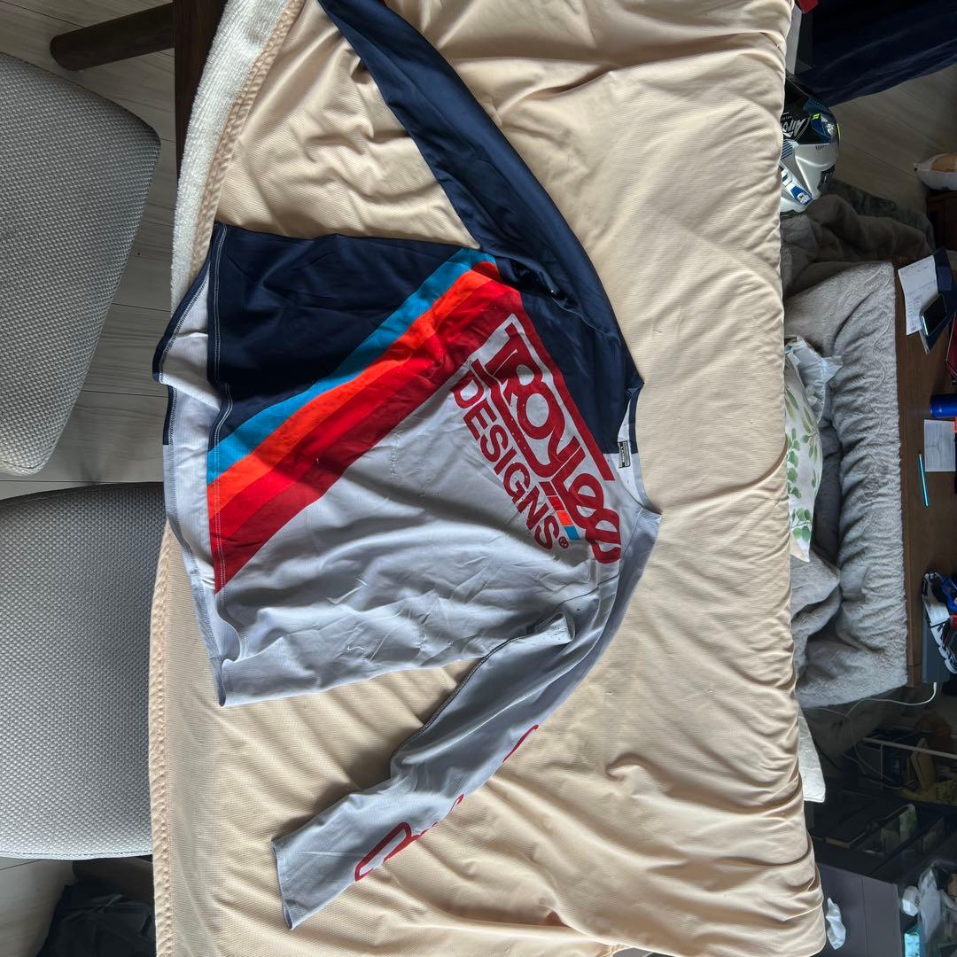 トロイリーデザインウェアと膝プロテクター