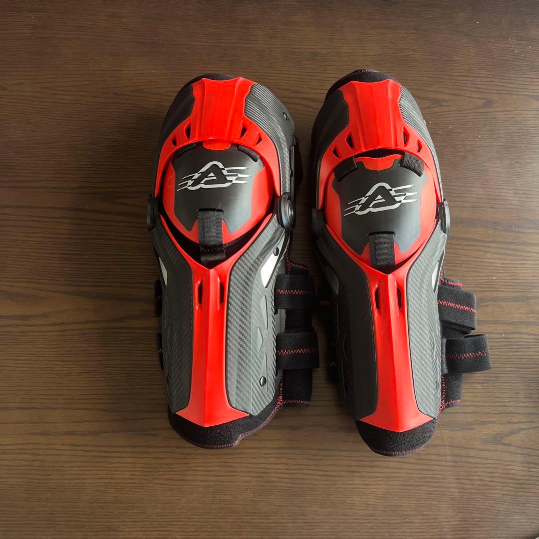 トロイリーデザインウェアと膝プロテクター