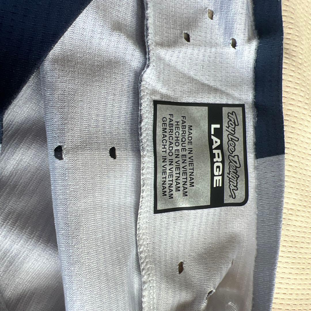 トロイリーデザインウェアと膝プロテクター