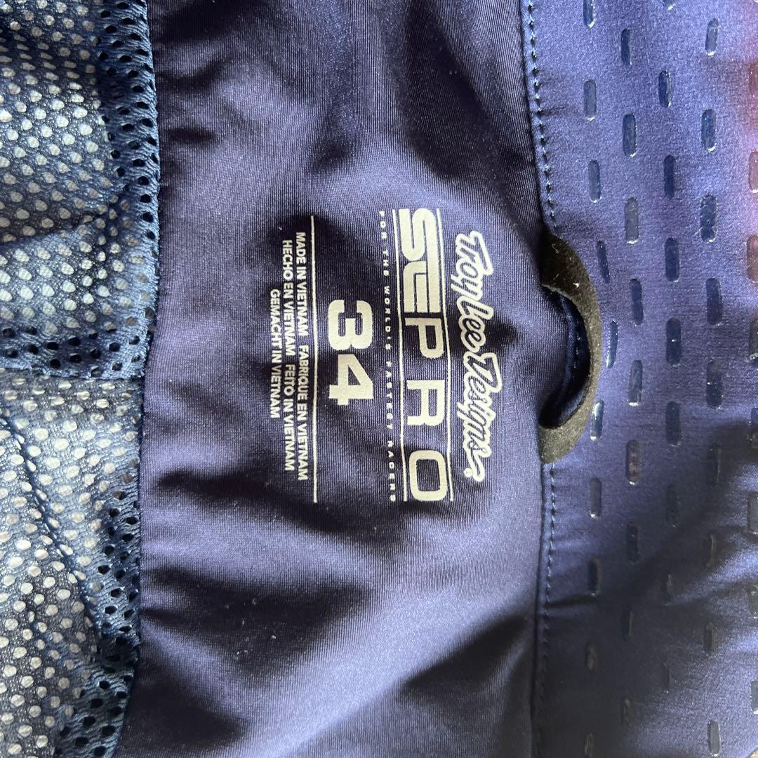 トロイリーデザインウェアと膝プロテクター