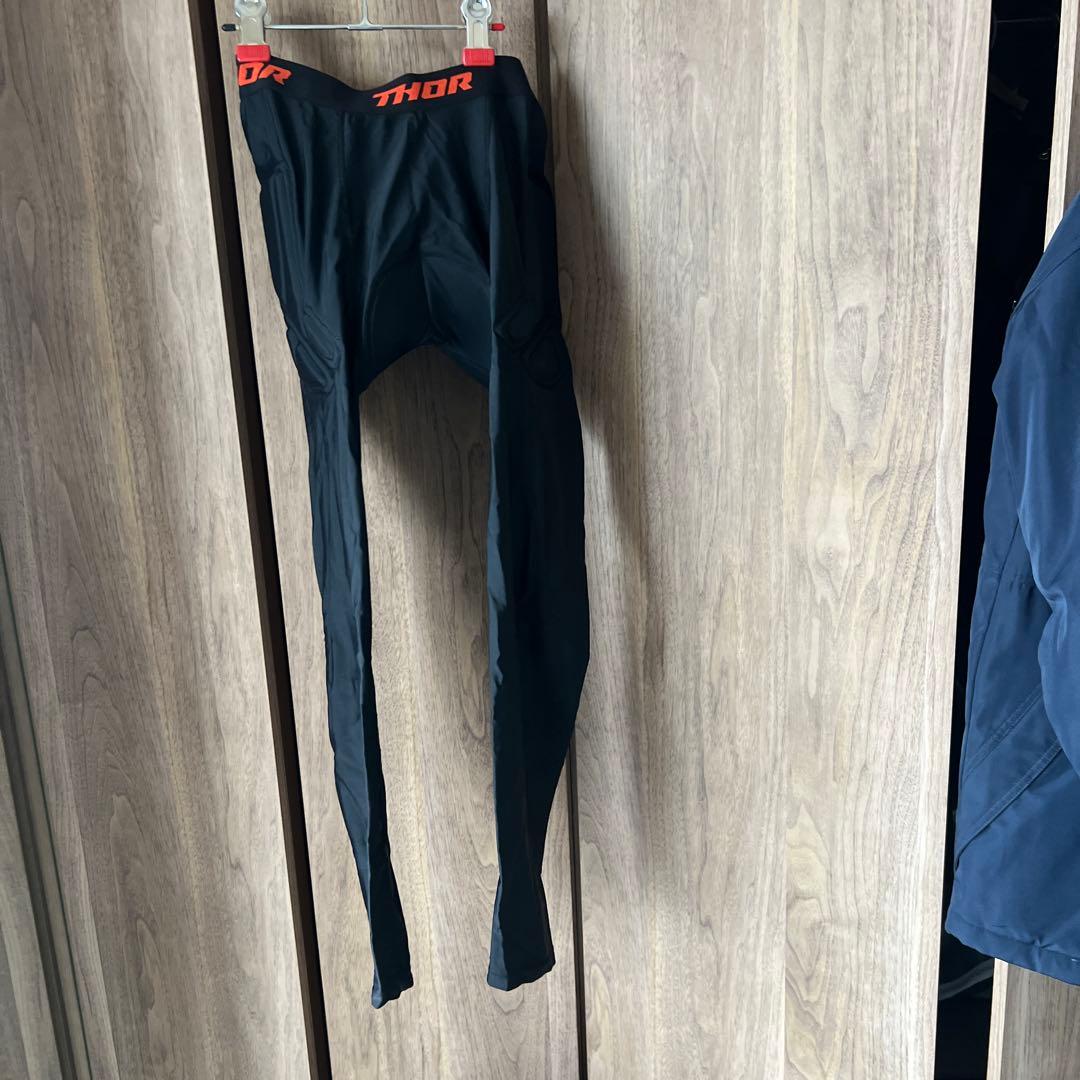 トロイリーデザインウェアと膝プロテクター