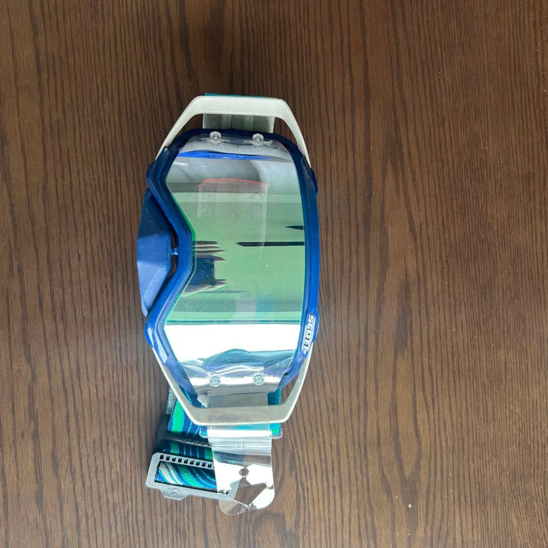 トロイリーデザインウェアと膝プロテクター