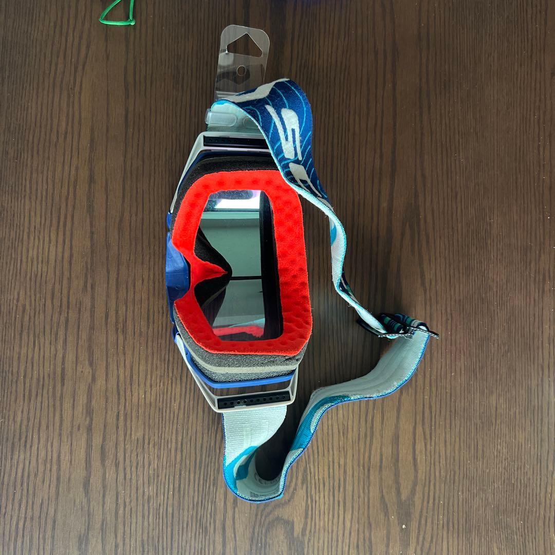 トロイリーデザインウェアと膝プロテクター