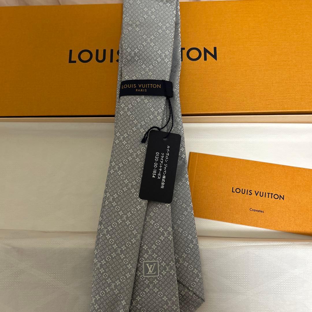 新品タグ付き　ネクタイ　モノグラム　グレー