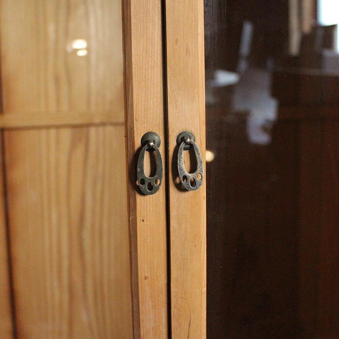 古い木枠のガラス戸棚×木製引き出し　食器棚　水屋　キャビネット　古家具　古民家