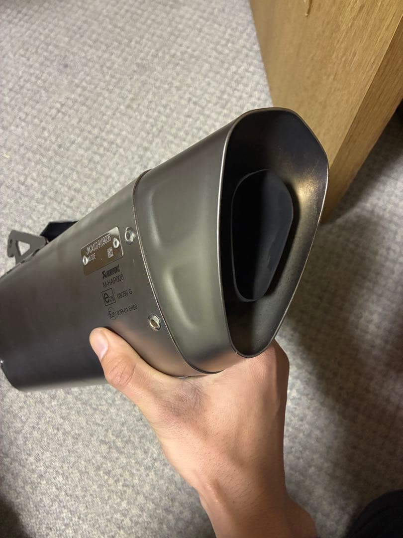 glow　AKRAPOVIC アクラポビッチ　マフラー