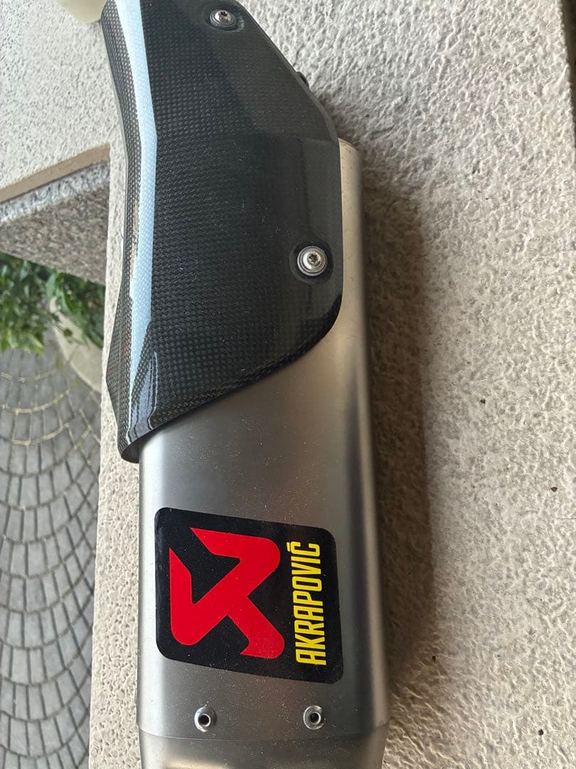 glow　AKRAPOVIC アクラポビッチ　マフラー