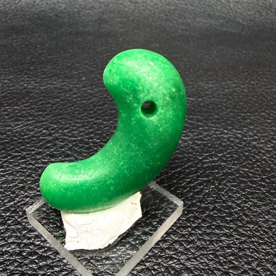 縄文、弥生、硬玉大珠、魔除け石 透明度ある古墳期 ヒスイ硬玉翡翠 勾玉