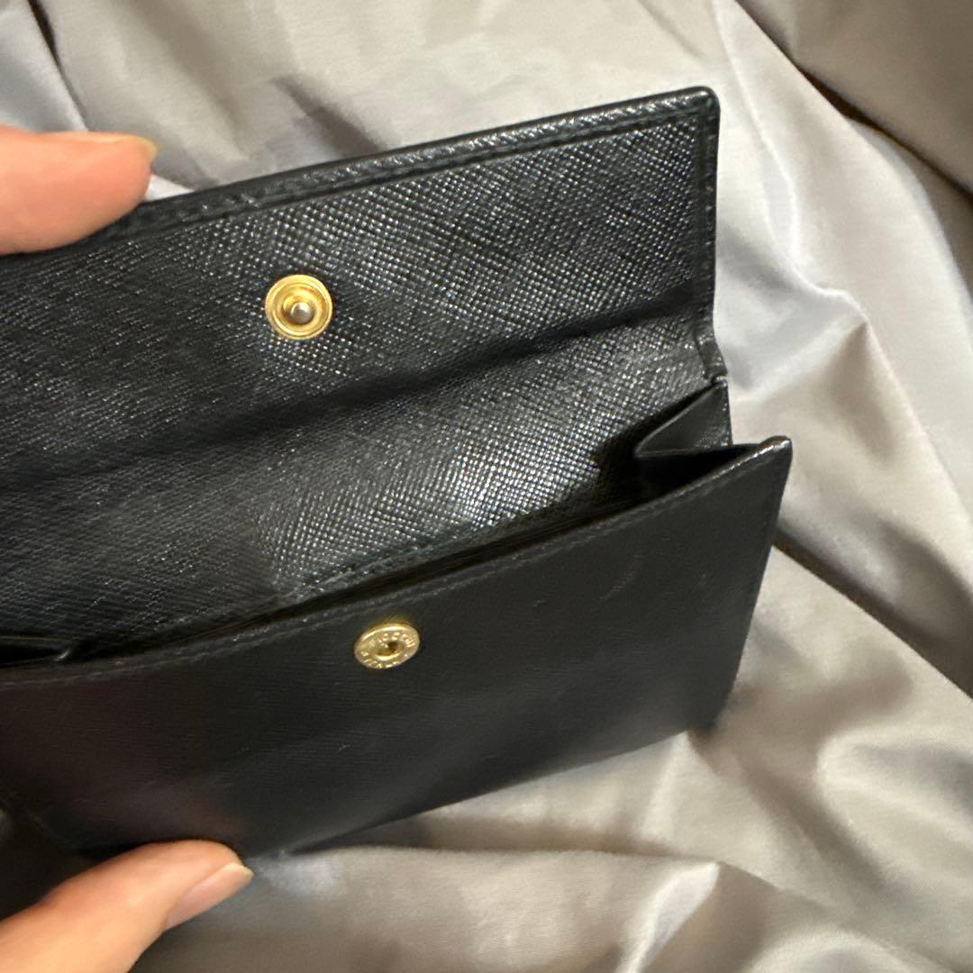 大人気！PRADA ブラック 二つ折り財布