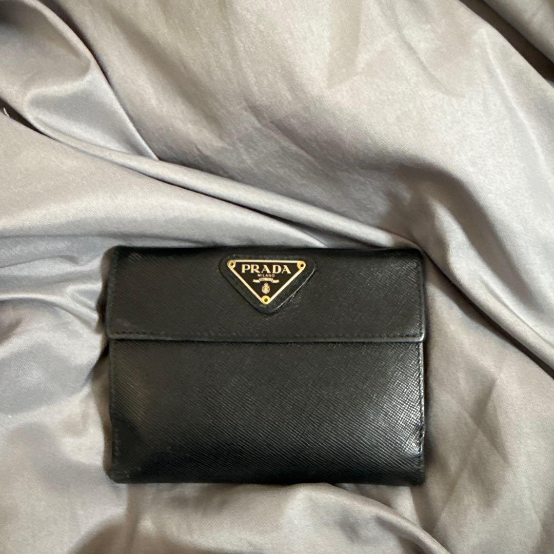大人気！PRADA ブラック 二つ折り財布