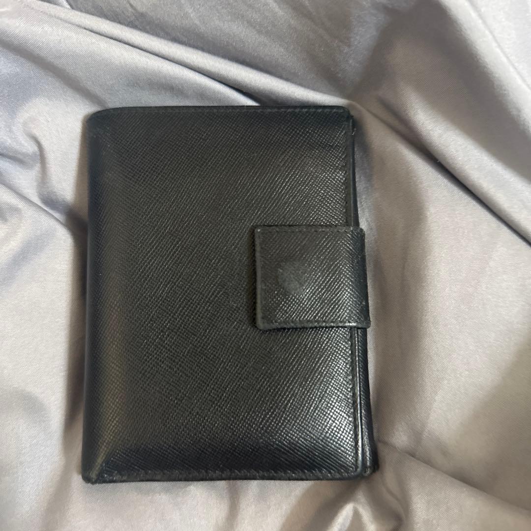 大人気！PRADA ブラック 二つ折り財布