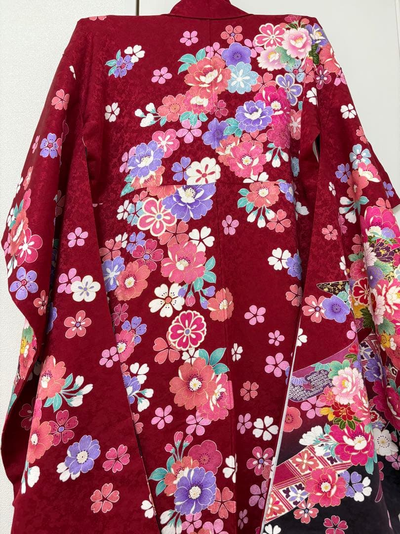 赤い花柄振袖（ファー襟付き） 着物友禅