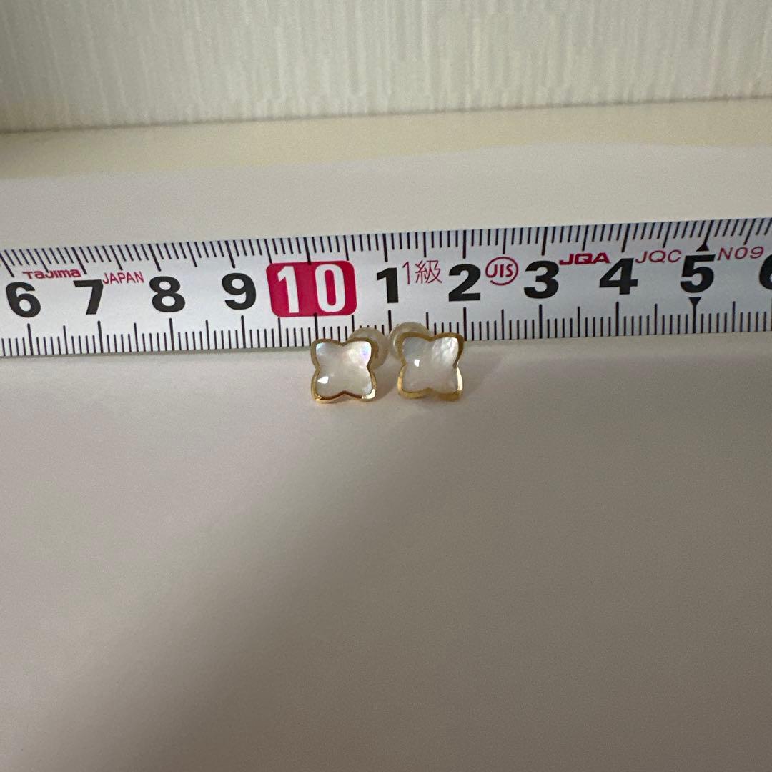 バンドーム青山K18イエローゴールド フラワーモチーフピアス