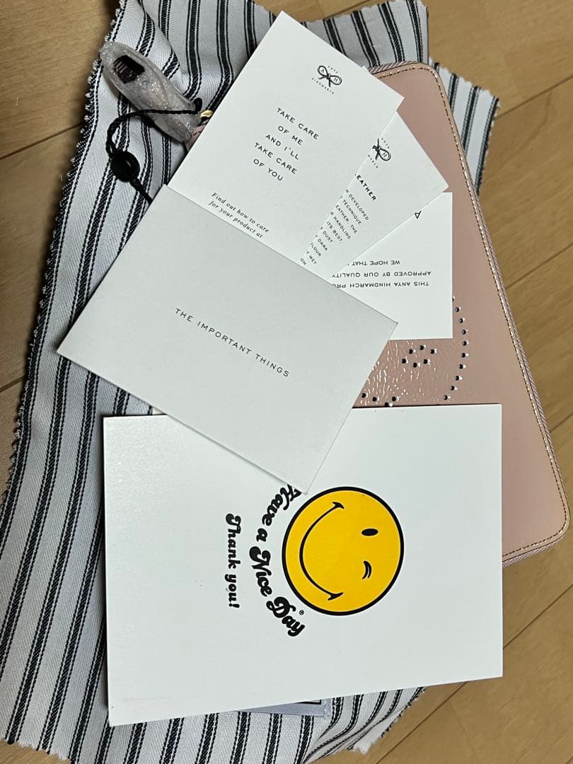 超レア新品未使用LONDON購入アニヤハインドマーチキュートな色！スマイリー財布