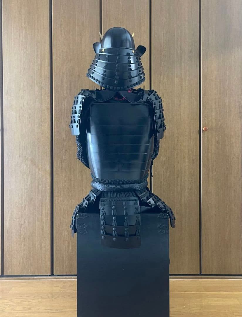 黒い武士の鎧 金色装飾付き　新品　甲冑武具　　等身大　着用可能　兜