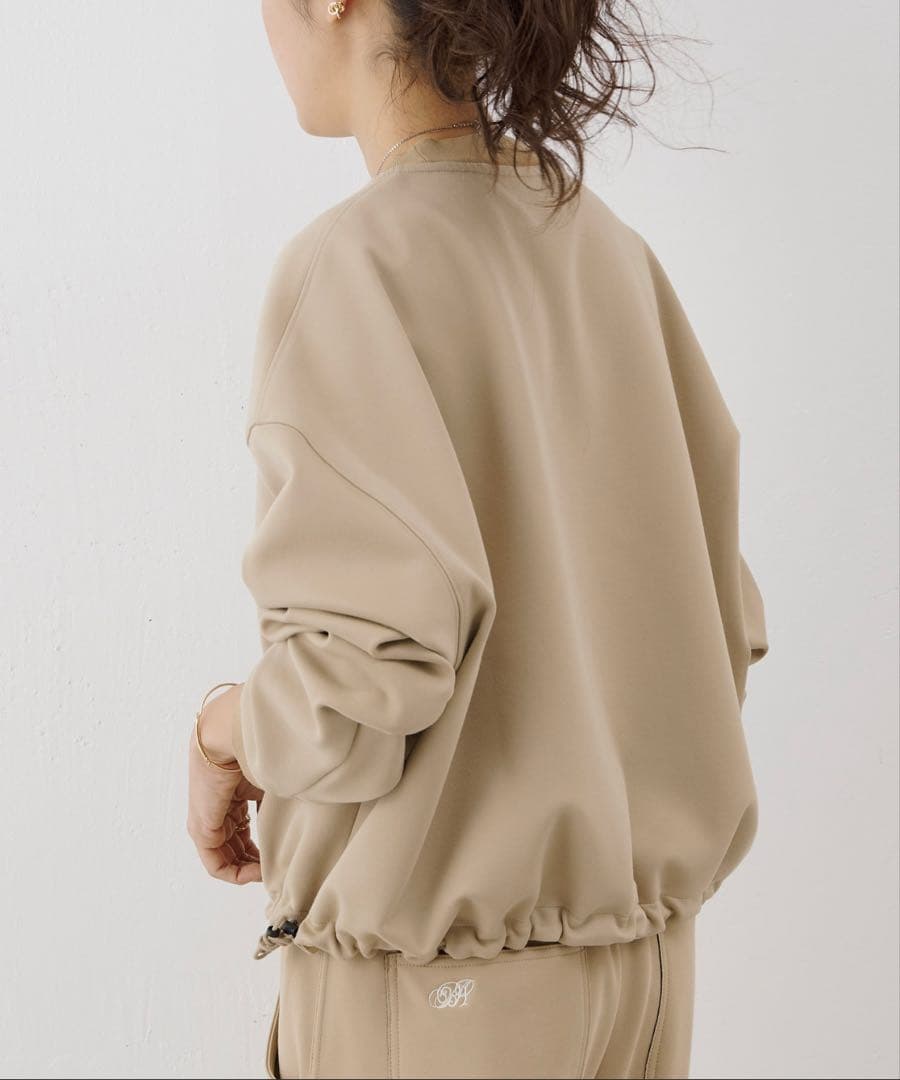 ビアズリー◆刺しゅう入りクロップトレーナー美品ベージュ