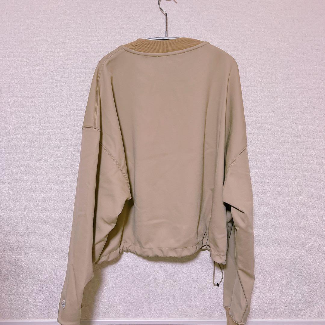 ビアズリー◆刺しゅう入りクロップトレーナー美品ベージュ