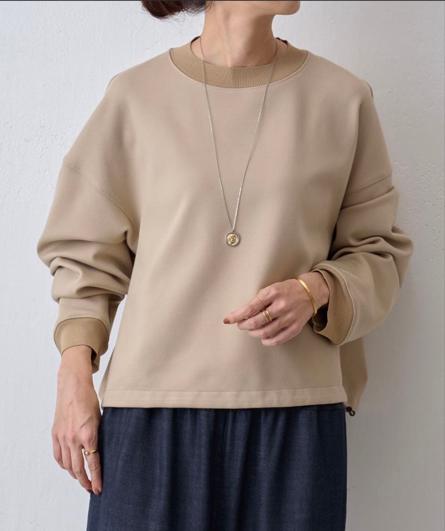 ビアズリー◆刺しゅう入りクロップトレーナー美品ベージュ