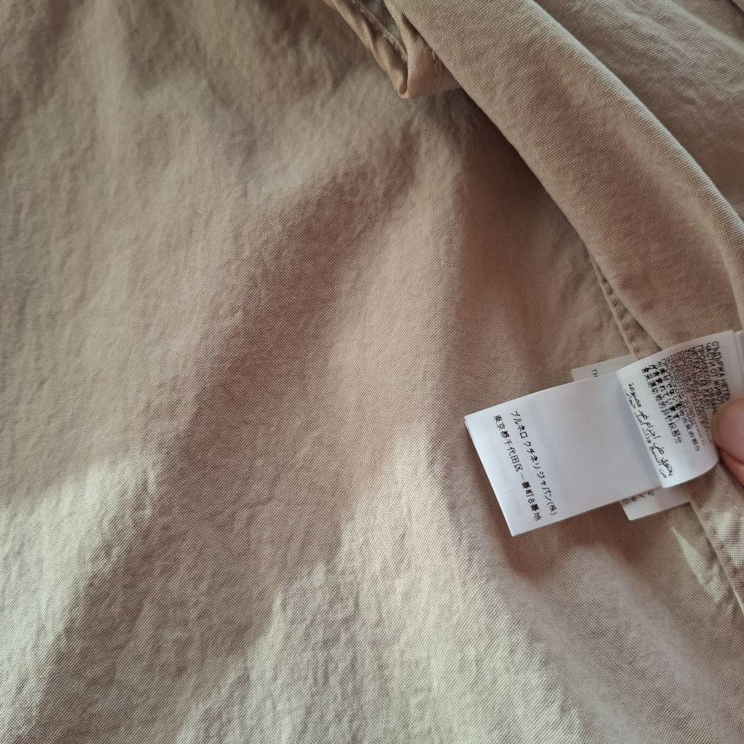 ベージュ ボタン付きショートジャケット