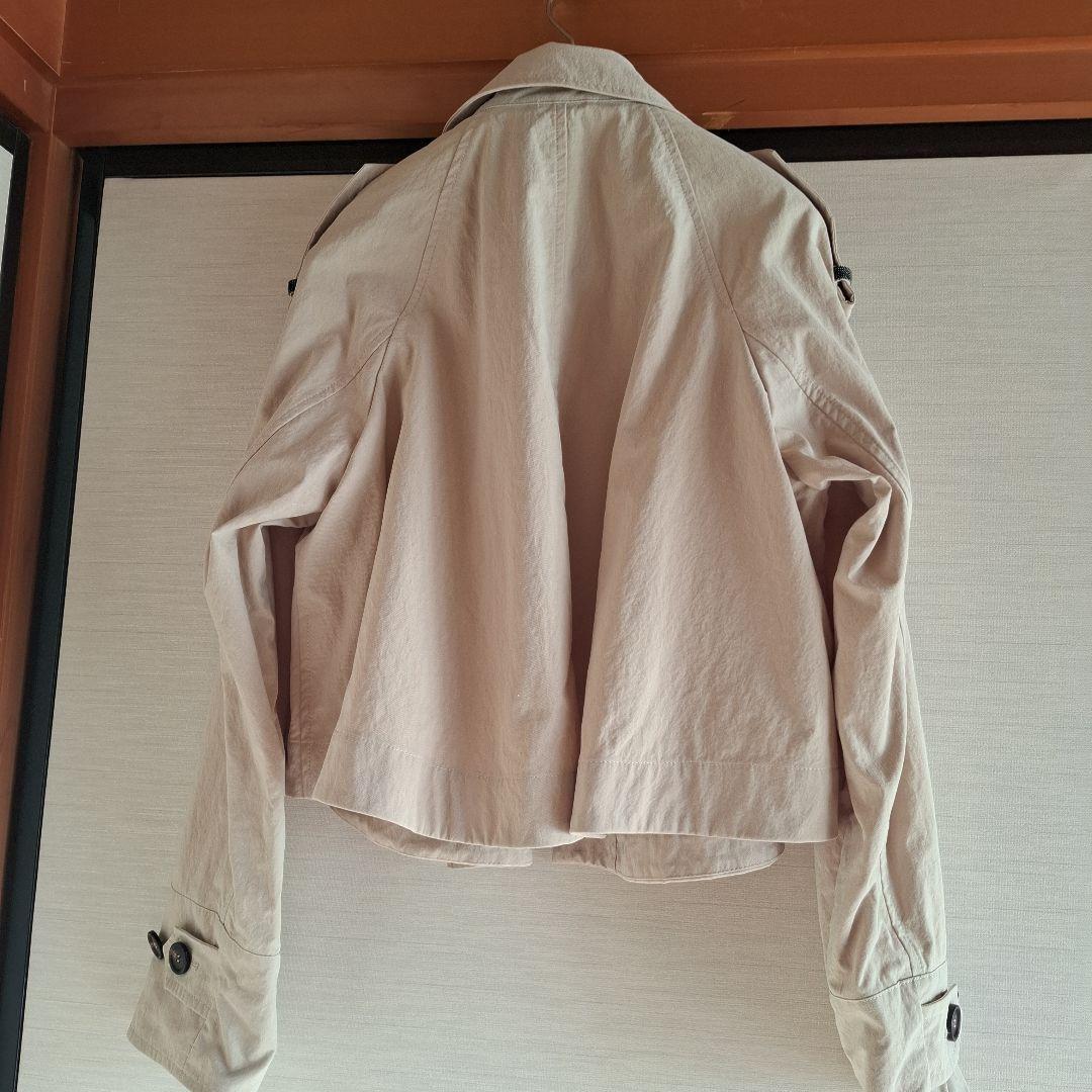 ベージュ ボタン付きショートジャケット