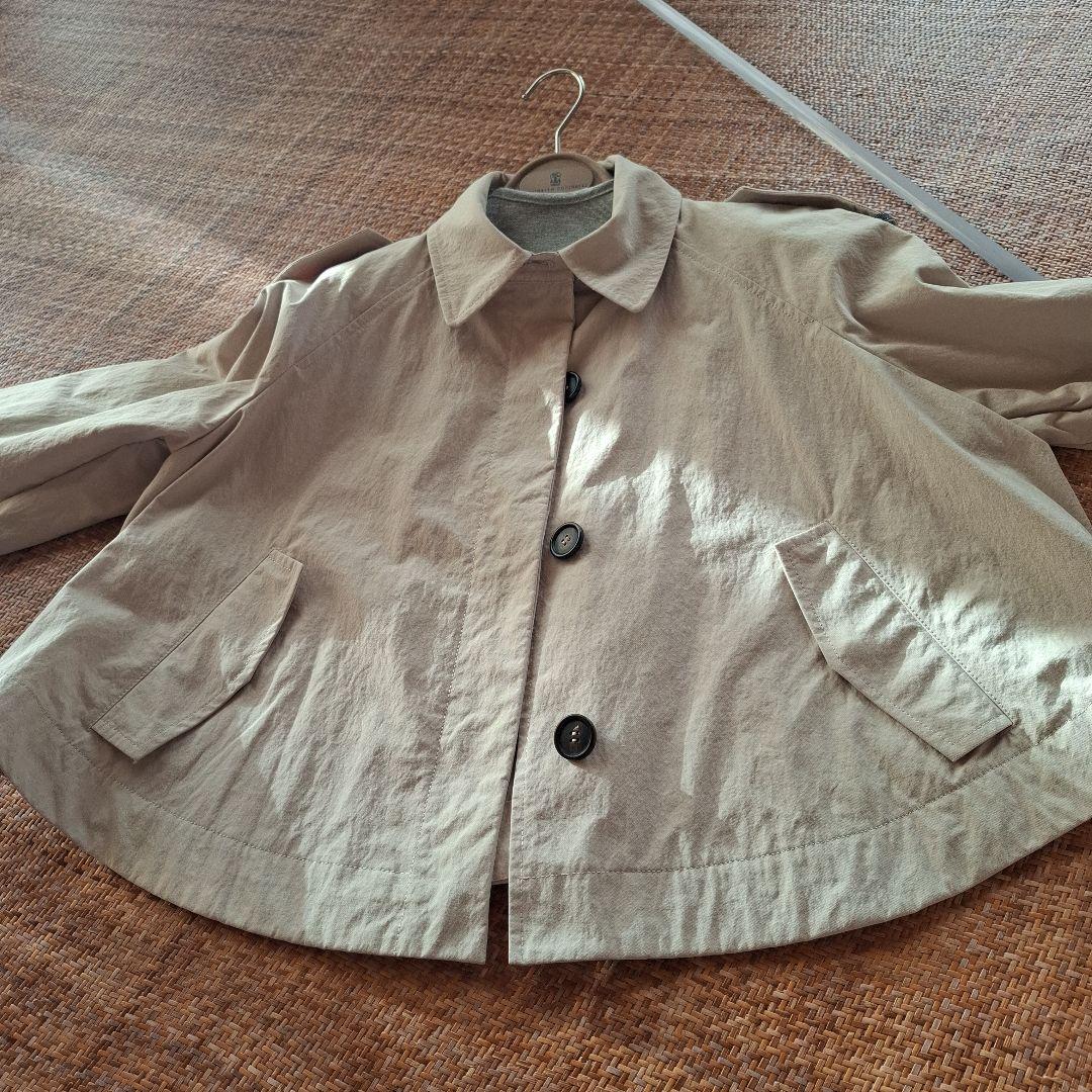ベージュ ボタン付きショートジャケット