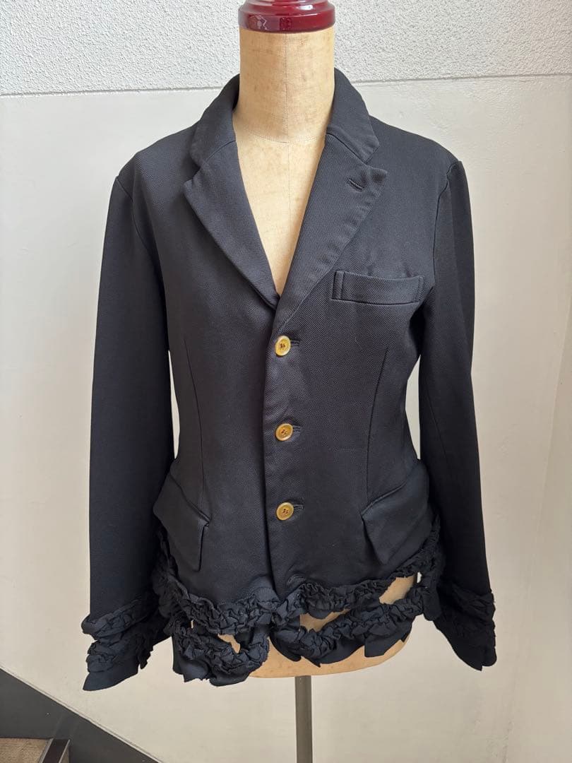 コム・デ・ギャルソン　フリル付き黒テーラードジャケット