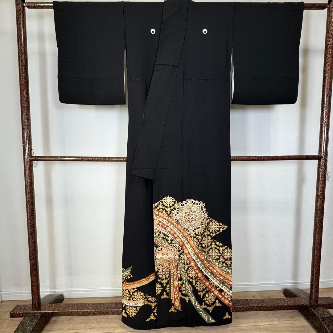 超美品　黒留袖　正絹　袷　広衿　現代　163裄64.5 金　金彩　曼荼羅柄　赤