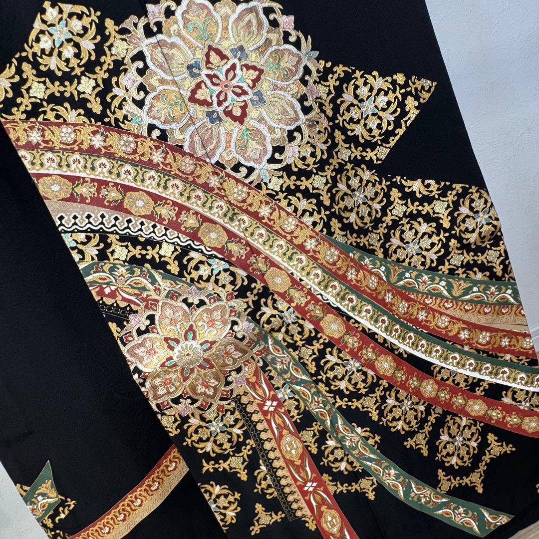 超美品　黒留袖　正絹　袷　広衿　現代　163裄64.5 金　金彩　曼荼羅柄　赤