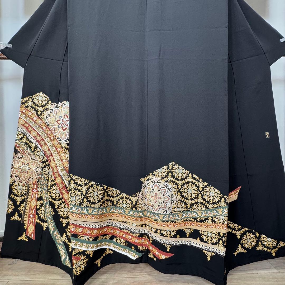 超美品　黒留袖　正絹　袷　広衿　現代　163裄64.5 金　金彩　曼荼羅柄　赤