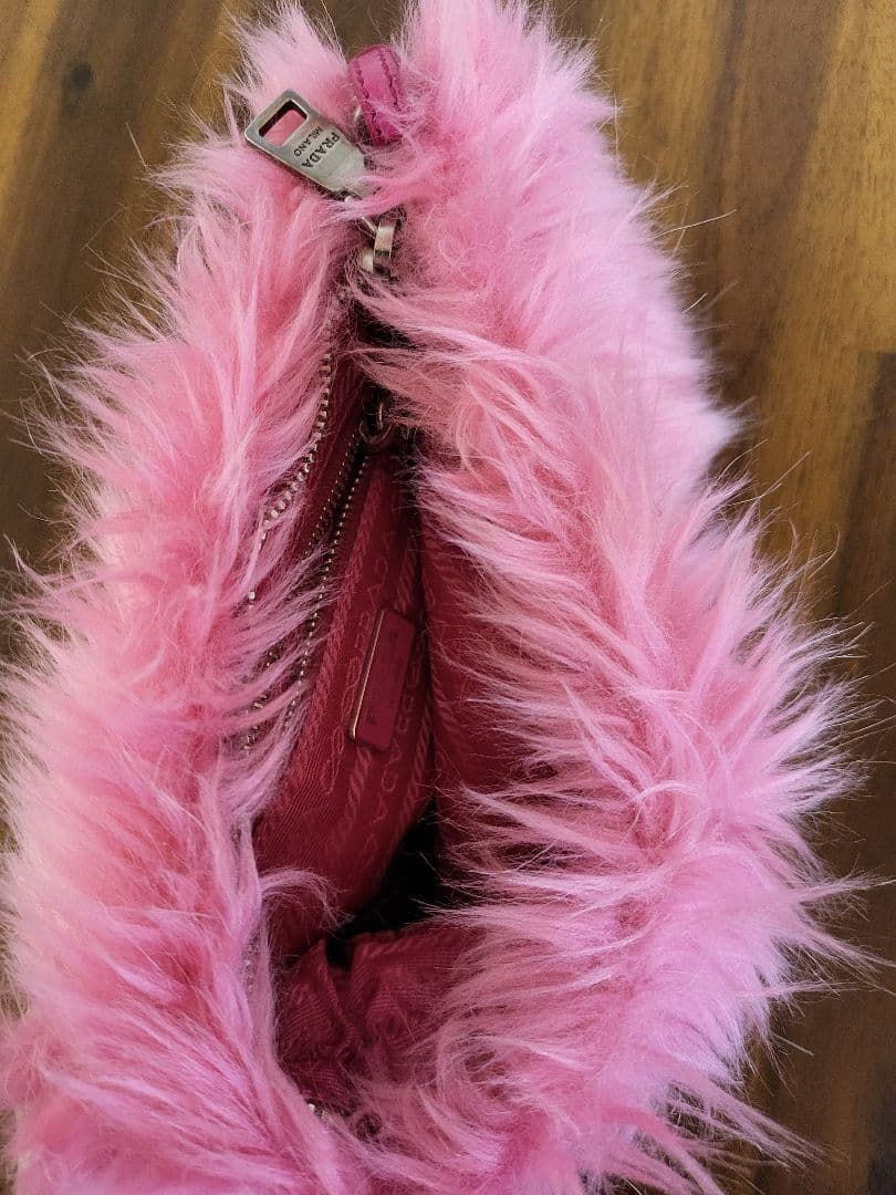 PRADA　ピンクファークラッチバッグ