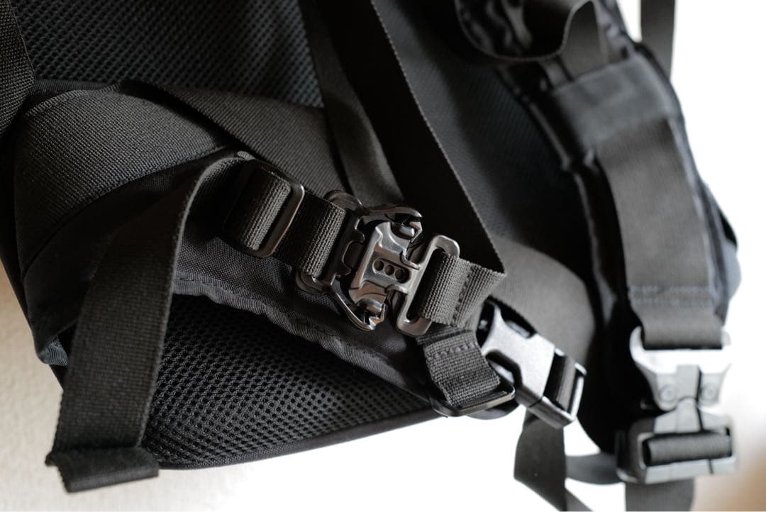 美品MOUT RECON TAILOR トランスフォームメッセンジャー　バッグ