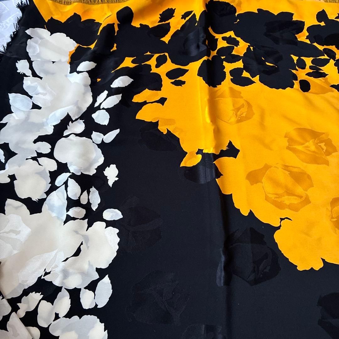 GUCCI 花柄ストール 黒・オレンジ・白 125×125