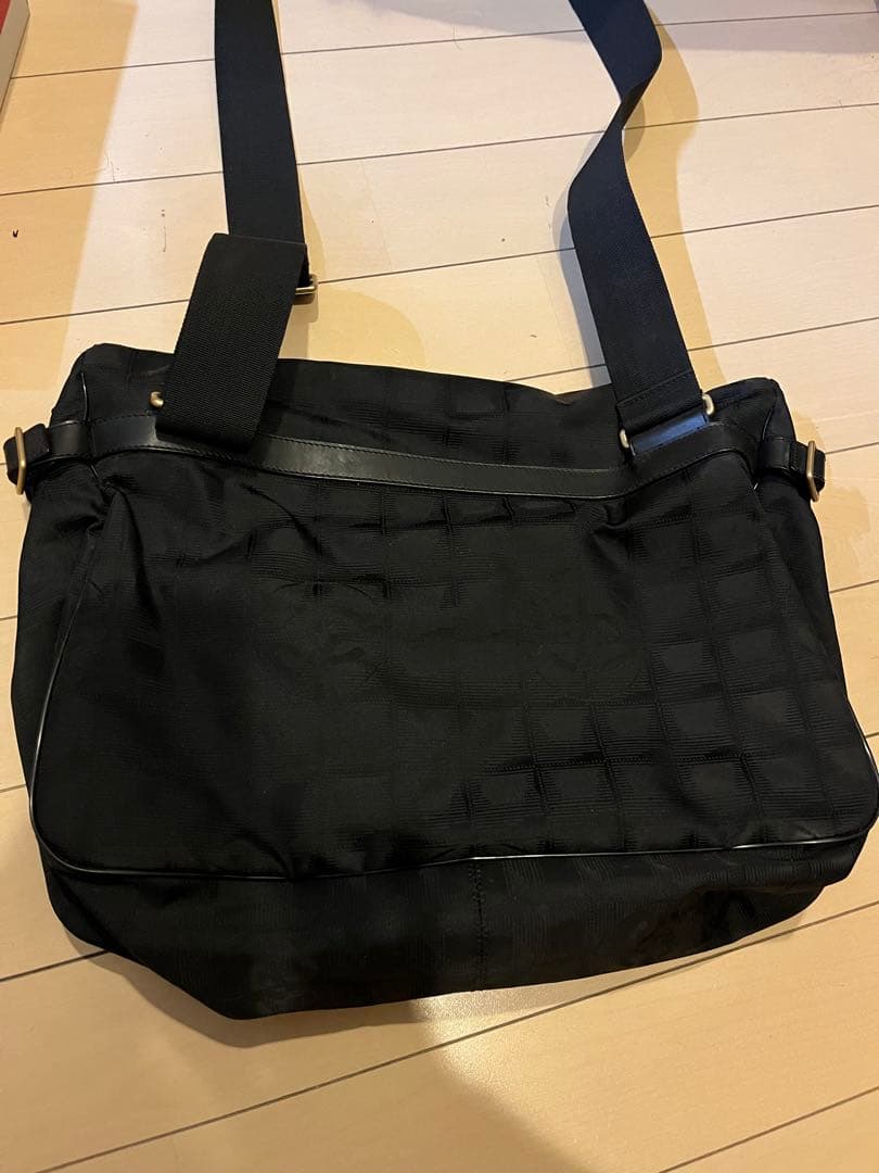 ほぼ未使用　CHANEL ニュートラベルライン　ショルダーバッグ　ブラック