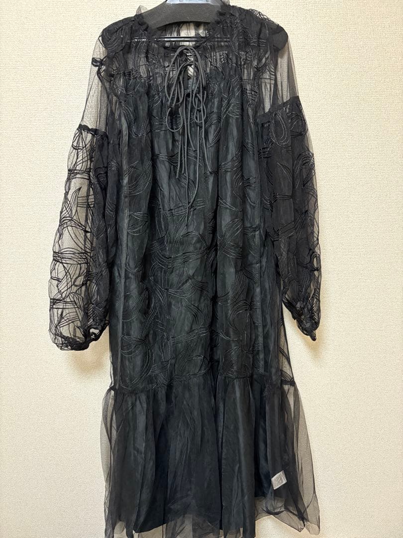 新品　Mサイズ　新作　ニアナ リボンエンブロイダリーレイヤードドレス　ブラック