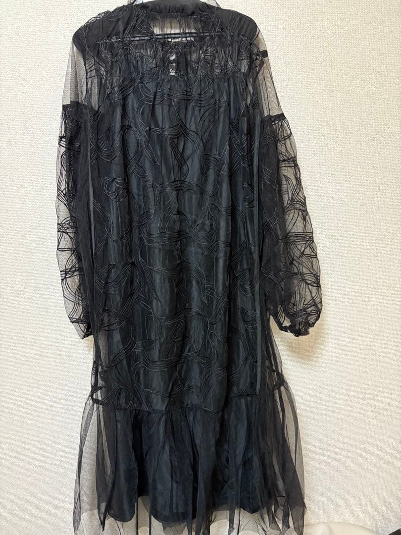 新品　Mサイズ　新作　ニアナ リボンエンブロイダリーレイヤードドレス　ブラック