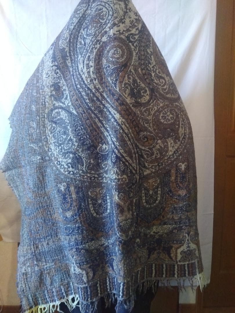 と*こ様 【新品】45Rとして購入の記憶　ロゴなし　装飾的な模様　大判ストール