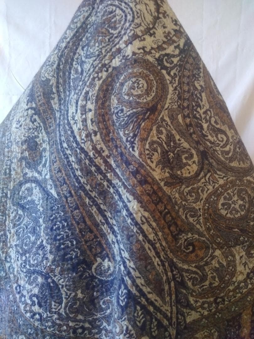 と*こ様 【新品】45Rとして購入の記憶　ロゴなし　装飾的な模様　大判ストール