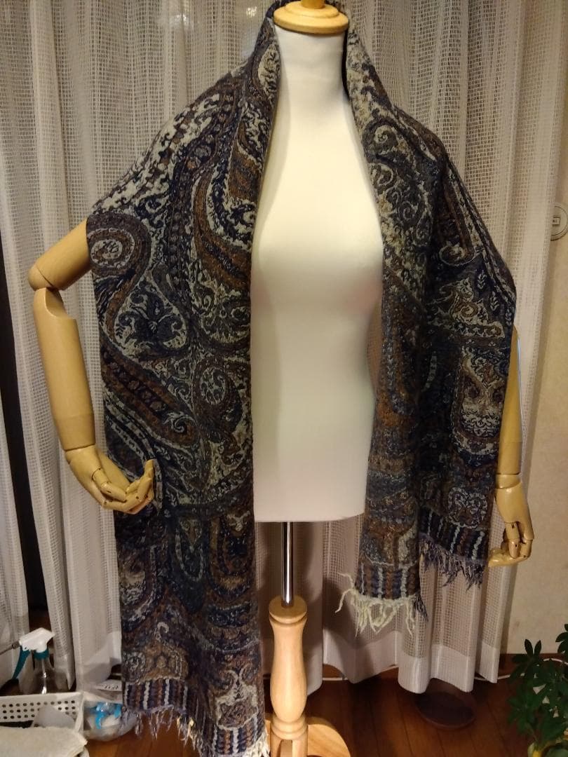 と*こ様 【新品】45Rとして購入の記憶　ロゴなし　装飾的な模様　大判ストール