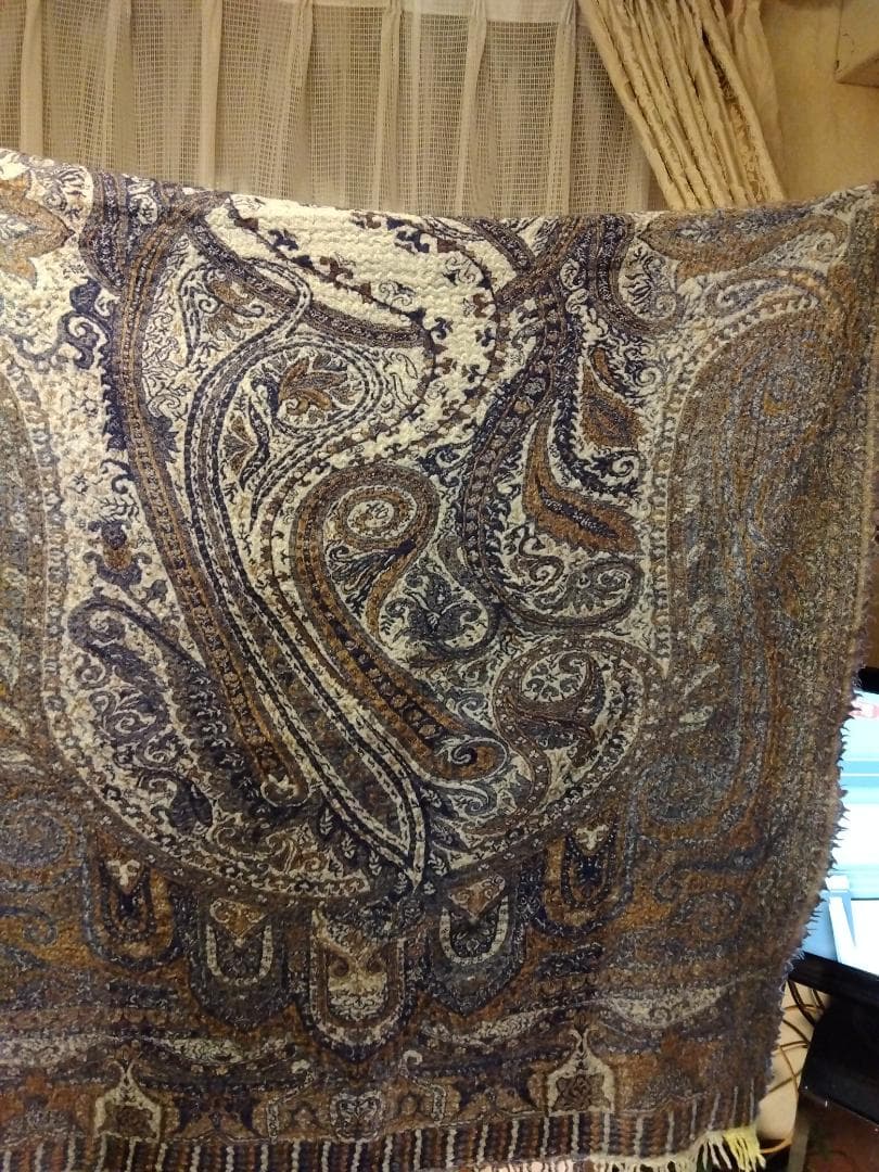 と*こ様 【新品】45Rとして購入の記憶　ロゴなし　装飾的な模様　大判ストール