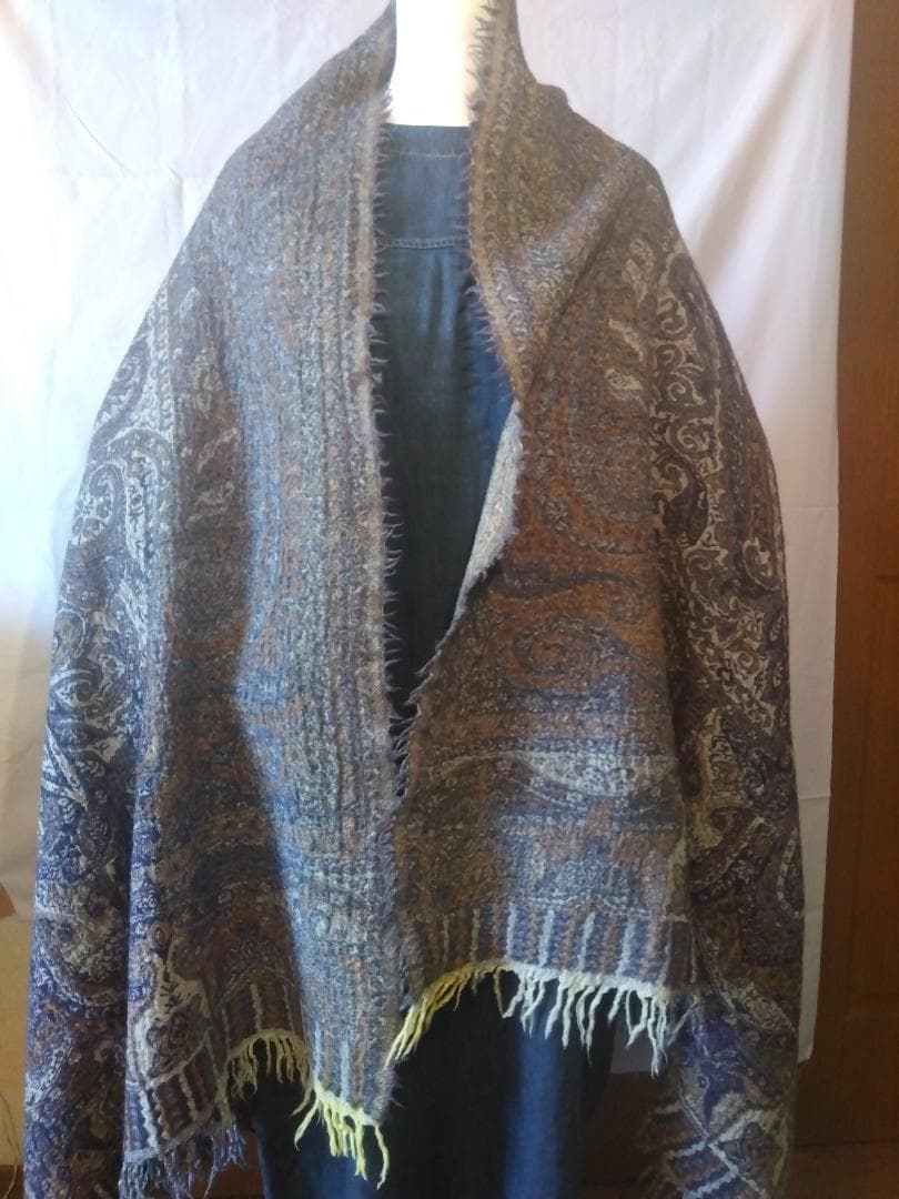 と*こ様 【新品】45Rとして購入の記憶　ロゴなし　装飾的な模様　大判ストール
