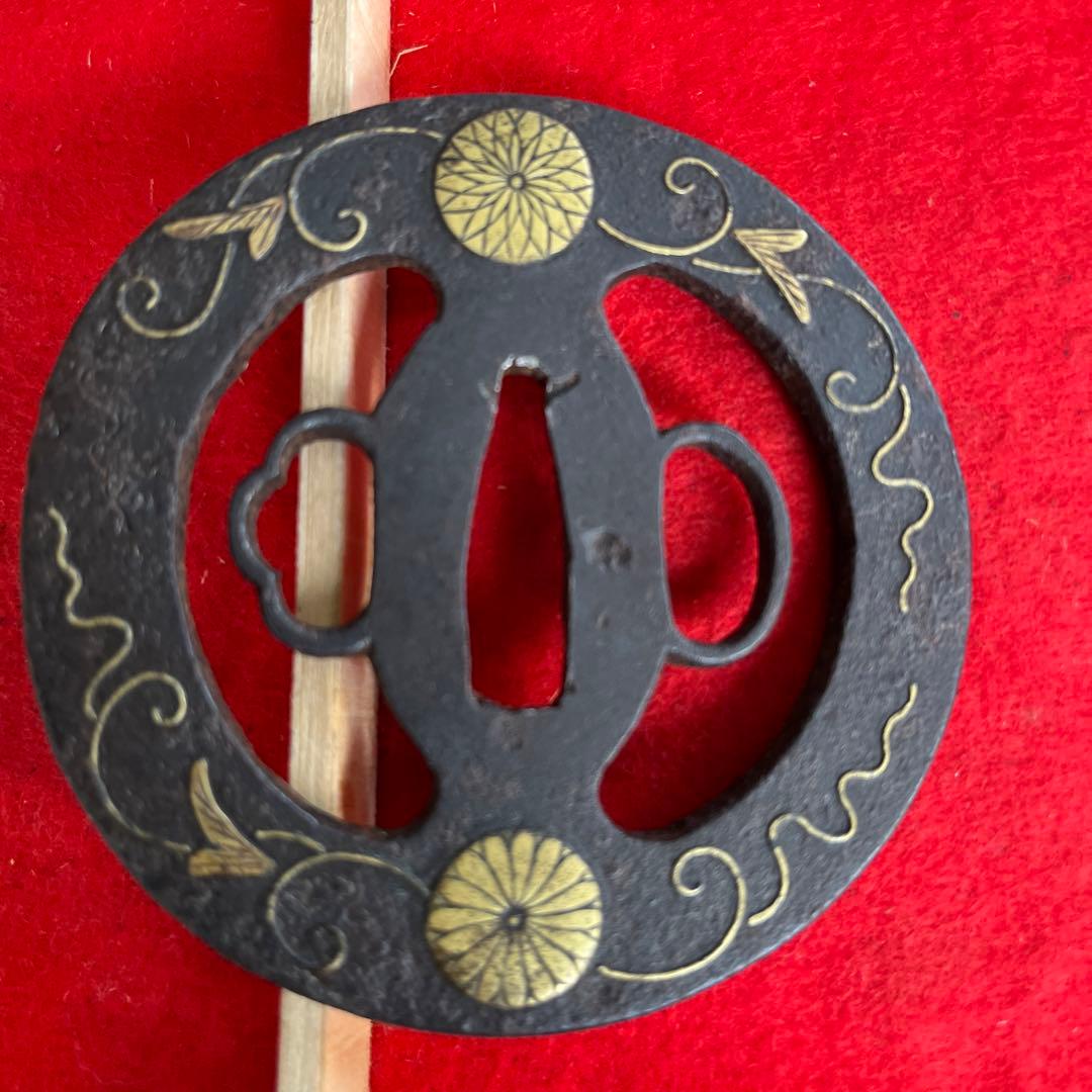 菊花紋の透かし鉄鍔