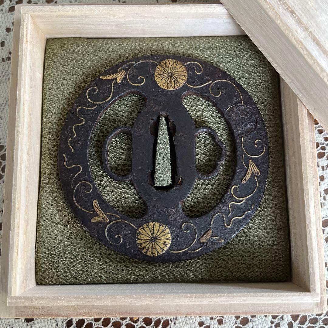 菊花紋の透かし鉄鍔