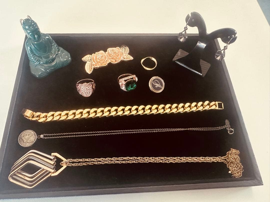 ニ*読様 遺品整理品と自分が頂いた物などになります。